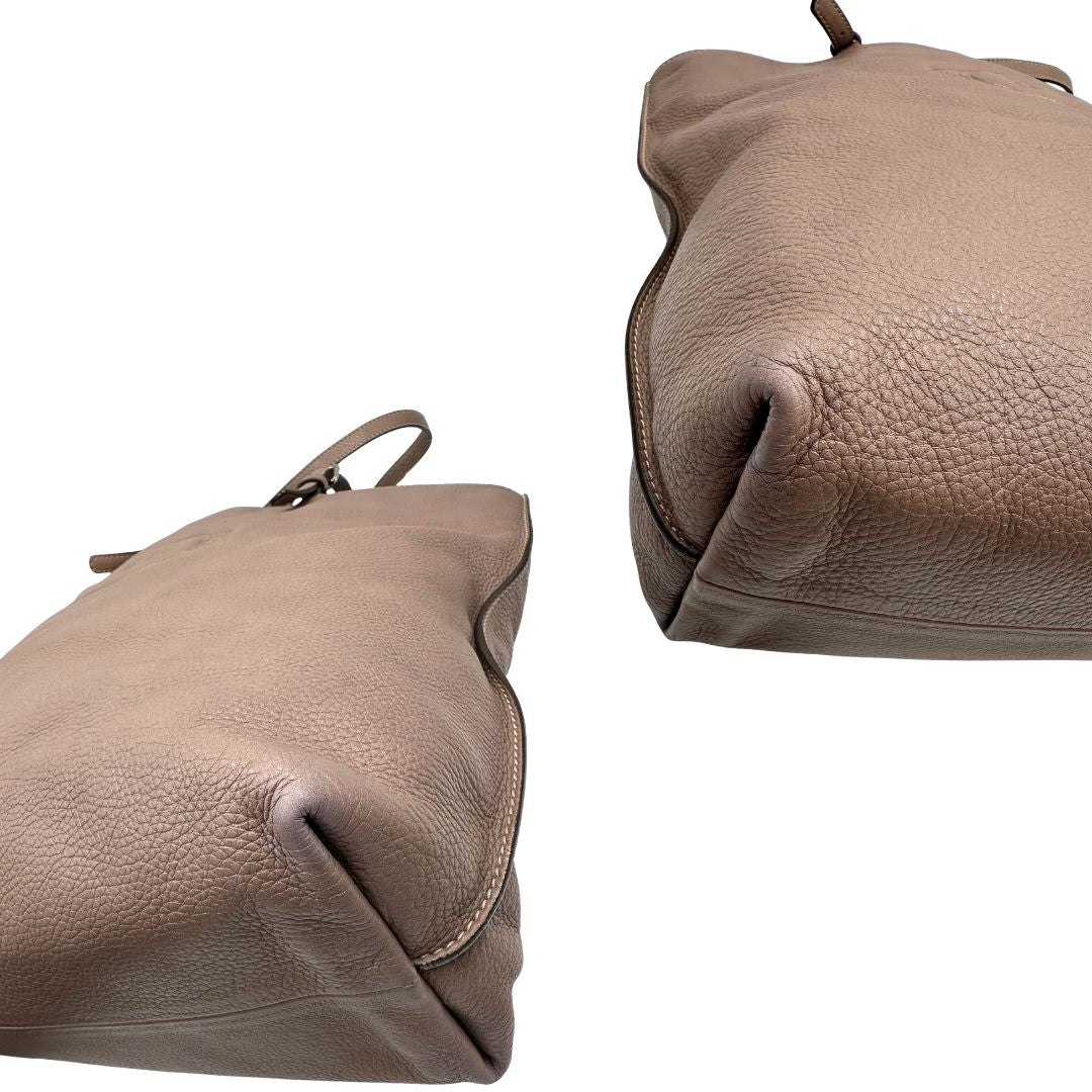 angoli Borsa Tod's in pelle martellata color rosa cenere con parti metalliche argentate; munita di doppi manici e una tracolla regolabile. Completa di dustbag, di lusso, originale, ottime condizioni. 