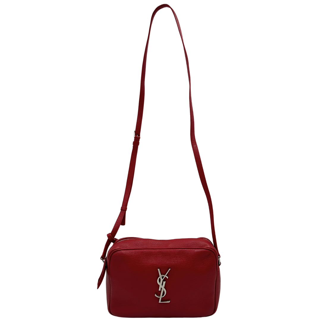 Front, Borsa Saint Laurent in pelle rossa con hardware argentato decorativo, iconiche iniziali YSL al centro e nappa decorativa. Indossabile a tracolla. Originale, usata, di lusso, in ottime condizioni.