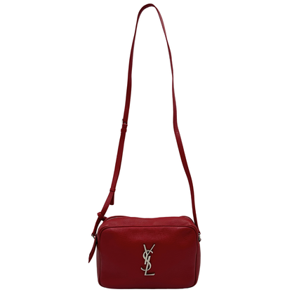 Front, Borsa Saint Laurent in pelle rossa con hardware argentato decorativo, iconiche iniziali YSL al centro e nappa decorativa. Indossabile a tracolla. Originale, usata, di lusso, in ottime condizioni.