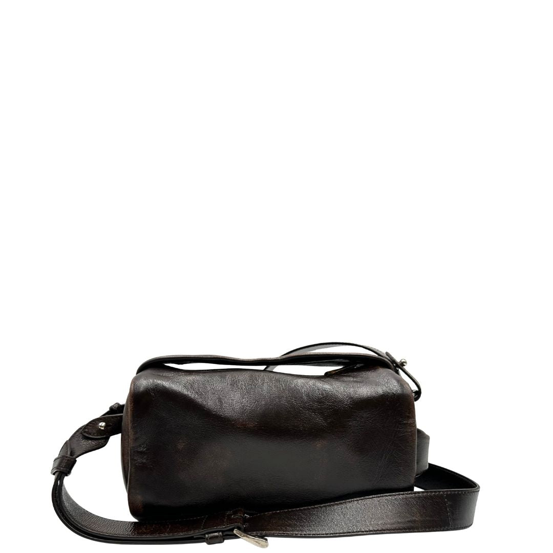 retro Borsa Prada in pelle marrone effetto distressed con parti metalliche argentate; munita di un manico singolo e una tracolla amovibile e regolabile. Completa di scatola, di lusso, originale, ottime condizioni. 