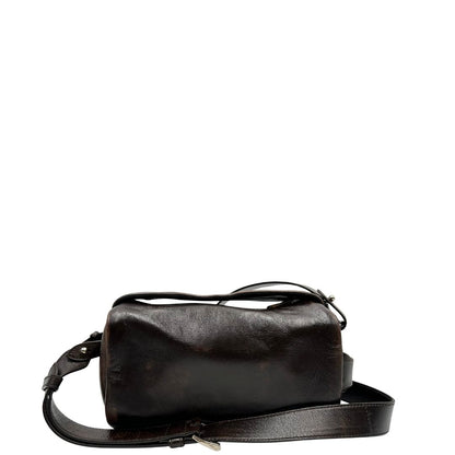 retro Borsa Prada in pelle marrone effetto distressed con parti metalliche argentate; munita di un manico singolo e una tracolla amovibile e regolabile. Completa di scatola, di lusso, originale, ottime condizioni. 