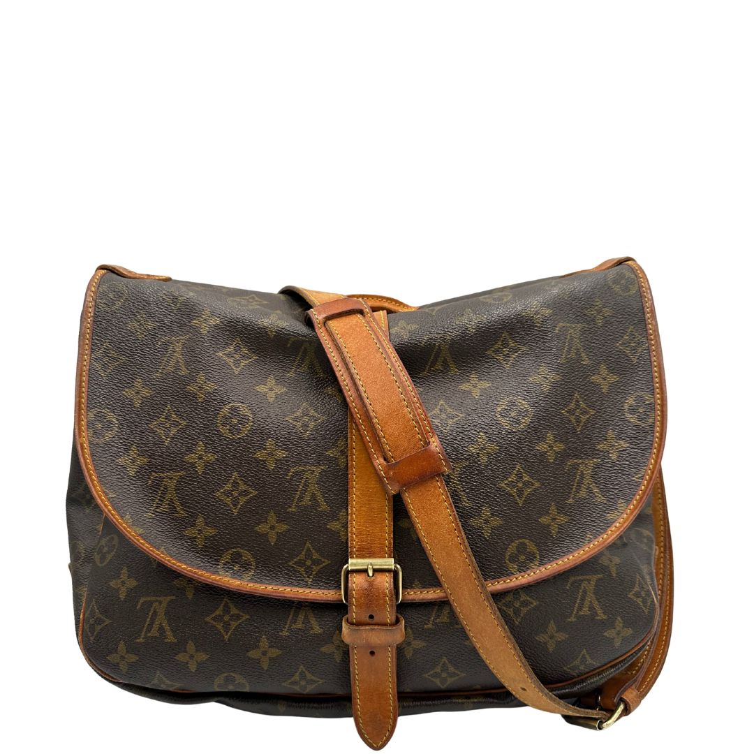 retro Borsa Saumur 35 Louis Vuitton in canvas marrone monogram con finiture in vacchetta naturale e parti metalliche dorate; da indossare a tracolla, di lusso, originale, ottime condizioni.