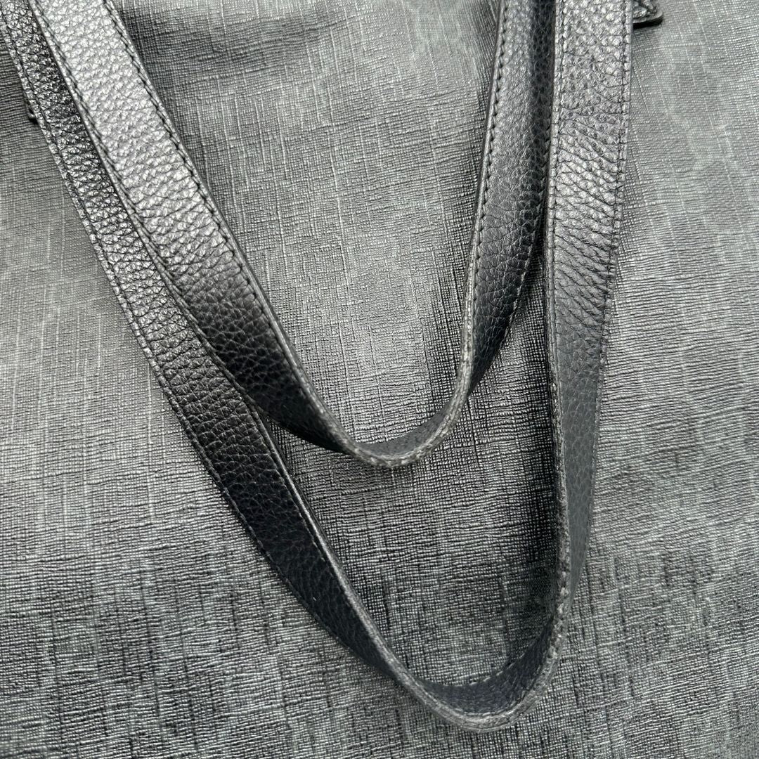 MANICI Borsa Gucci in canvas GG antracite con finiture in pelle martellata; munita di doppi manici, indossabile a spalla. Completa di dustbag, di lusso, originale, ottime condizioni. 