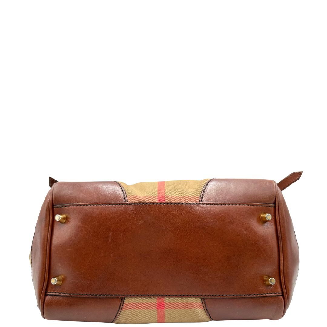 base Borsa Burberry in tessuto tartan con finiture in pelle marroni con parti metalliche effetto renio; munita di doppi manici, indossabile a spalla, di lusso, originale, ottime condizioni.