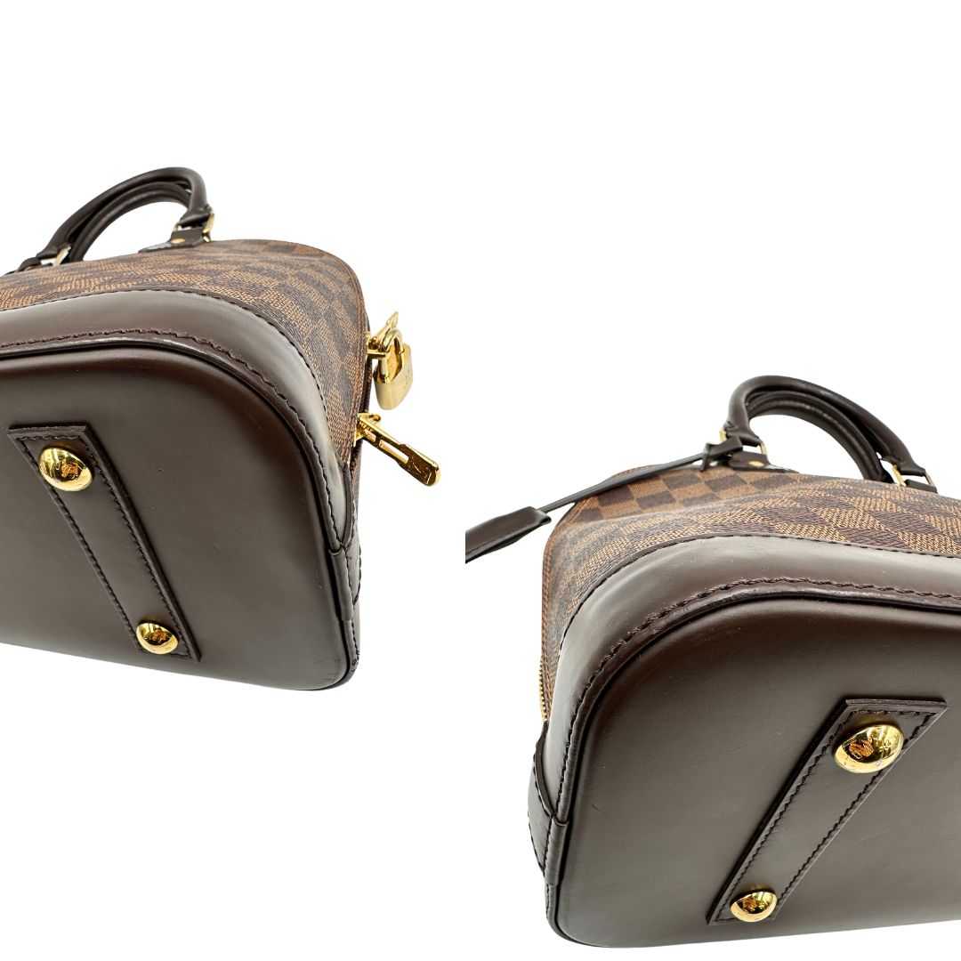 Angoli,Strutturata borsa Alma PM LV in canvas Damier Ébène e hardware dorato, indossabile a mano oppure a tracolla.