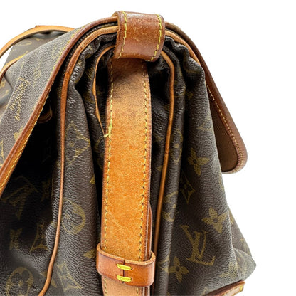 lato Borsa Saumur 35 Louis Vuitton in canvas marrone monogram con finiture in vacchetta naturale e parti metalliche dorate; da indossare a tracolla, di lusso, originale, ottime condizioni.