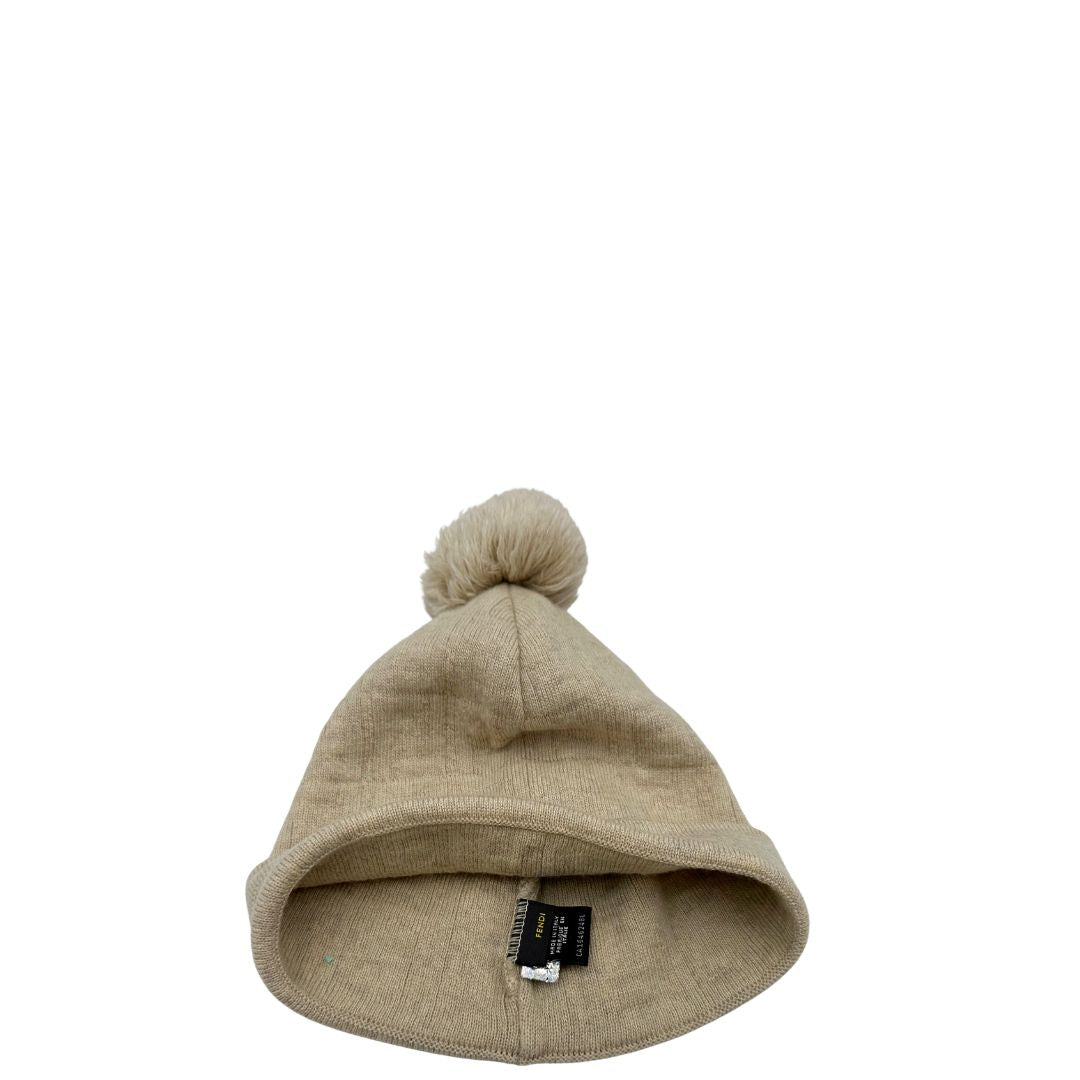 Set combinato con sciarpa e cappello Fendi entrambi in Lana color beige. Originale, usati, di lusso, in ottime condizioni.