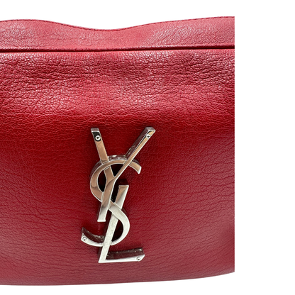 Borsa Saint Laurent in pelle rossa con hardware argentato decorativo, iconiche iniziali YSL al centro e nappa decorativa. Indossabile a tracolla. Originale, usata, di lusso, in ottime condizioni.