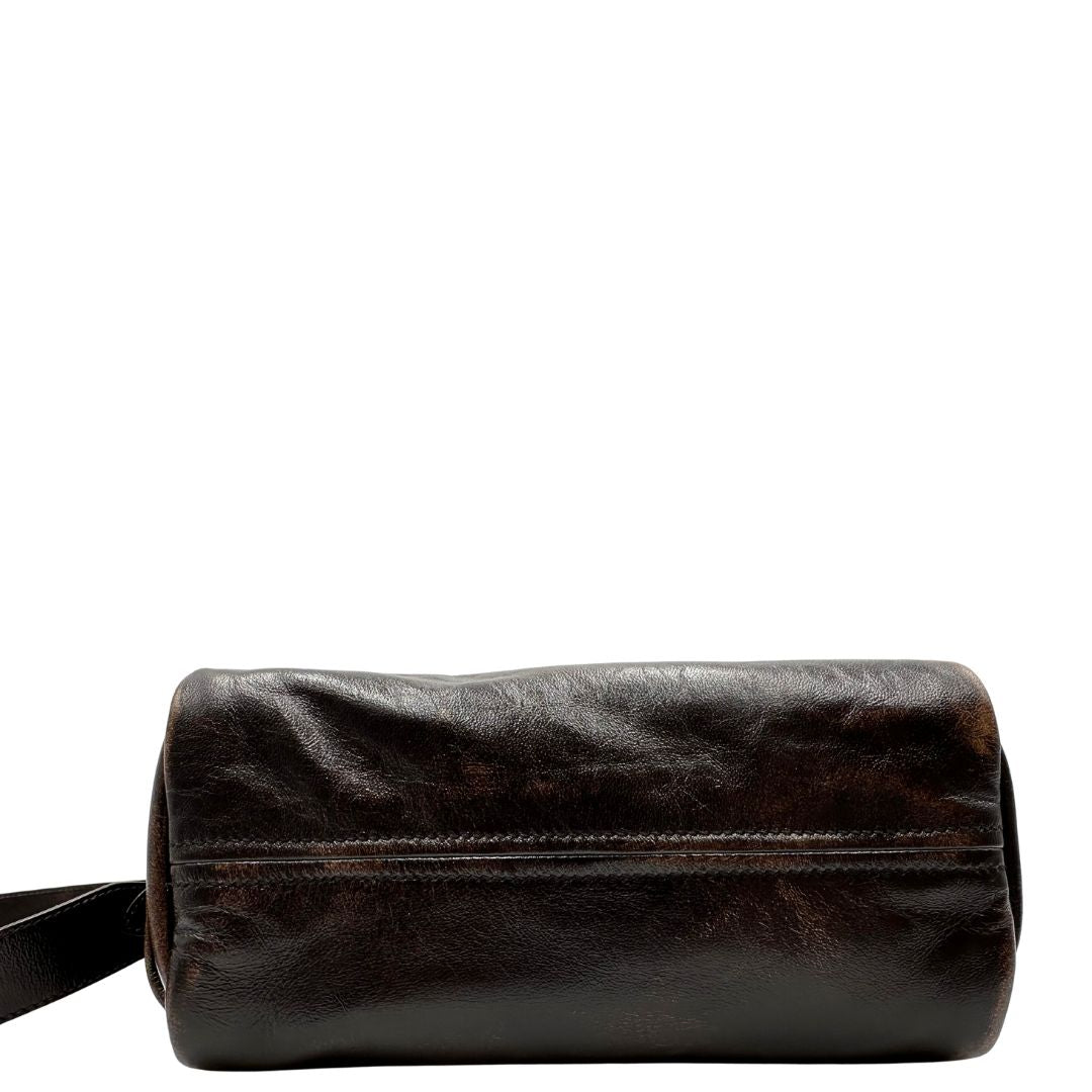 base Borsa Prada in pelle marrone effetto distressed con parti metalliche argentate; munita di un manico singolo e una tracolla amovibile e regolabile. Completa di scatola, di lusso, originale, ottime condizioni.