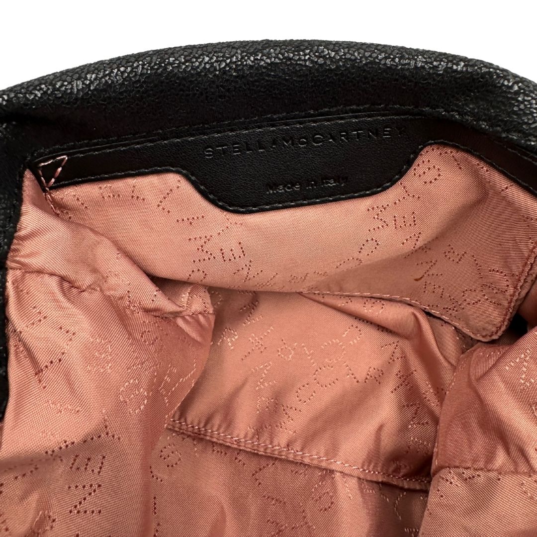 interno Borsa Stella McCartney Falabella in tessuto vegano nero con parti metalliche tono su tono. Completa di dustbag, di lusso, originale, eccellenti condizioni. 