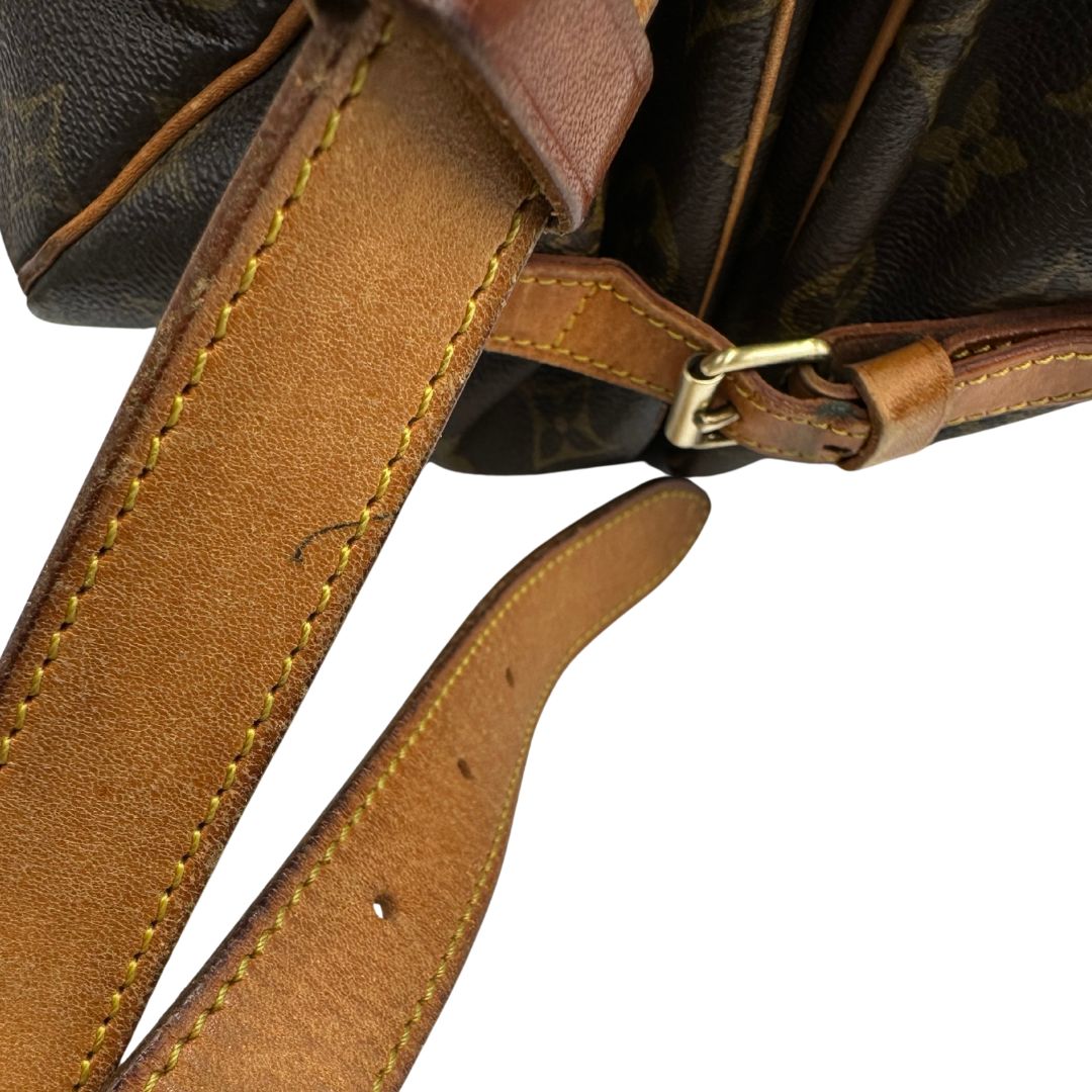 vacchetta Borsa Saumur 35 Louis Vuitton in canvas marrone monogram con finiture in vacchetta naturale e parti metalliche dorate; da indossare a tracolla, di lusso, originale, ottime condizioni. 