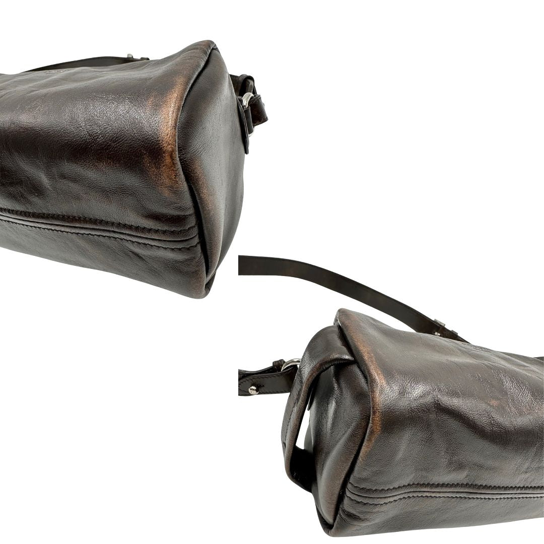 angoli Borsa Prada in pelle marrone effetto distressed con parti metalliche argentate; munita di un manico singolo e una tracolla amovibile e regolabile. Completa di scatola, di lusso, originale, ottime condizioni. 