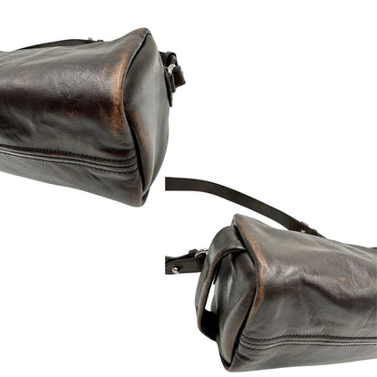 angoli Borsa Prada in pelle marrone effetto distressed con parti metalliche argentate; munita di un manico singolo e una tracolla amovibile e regolabile. Completa di scatola, di lusso, originale, ottime condizioni. 