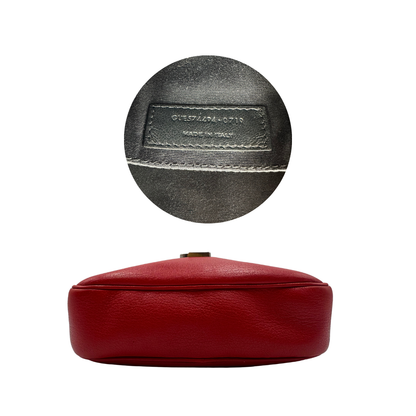 Base, Borsa Saint Laurent in pelle rossa con hardware argentato decorativo, iconiche iniziali YSL al centro e nappa decorativa. Indossabile a tracolla. Originale, usata, di lusso, in ottime condizioni.