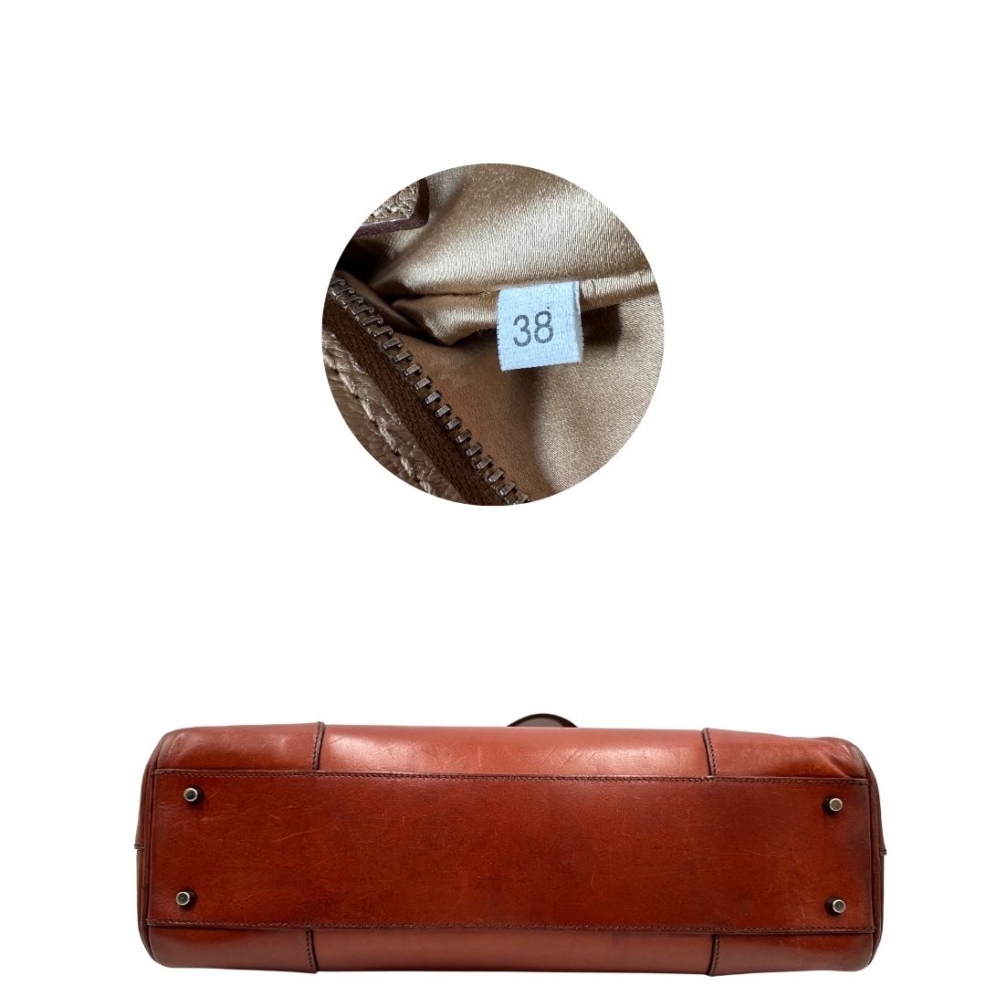 base Borsa Prada in pelle color terracotta con parti metalliche argentate; munita di doppi manici. Completa di dustbag, lucchetto e chiavi, di lusso, originale, ottime condizioni.