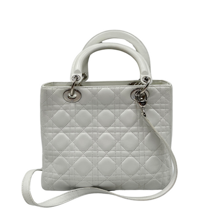 Borsa Lady Dior media in trama cannage e realizzata in pelle bianca. Borse di lusso usate ed originali