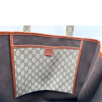 interno Tote Gucci in canvas GG beige con profili in pelle marrone e dettaglio Web verde e rosso, munita di doppi manici, indossabile a spalla, di lusso, originale, ottime condizioni. 