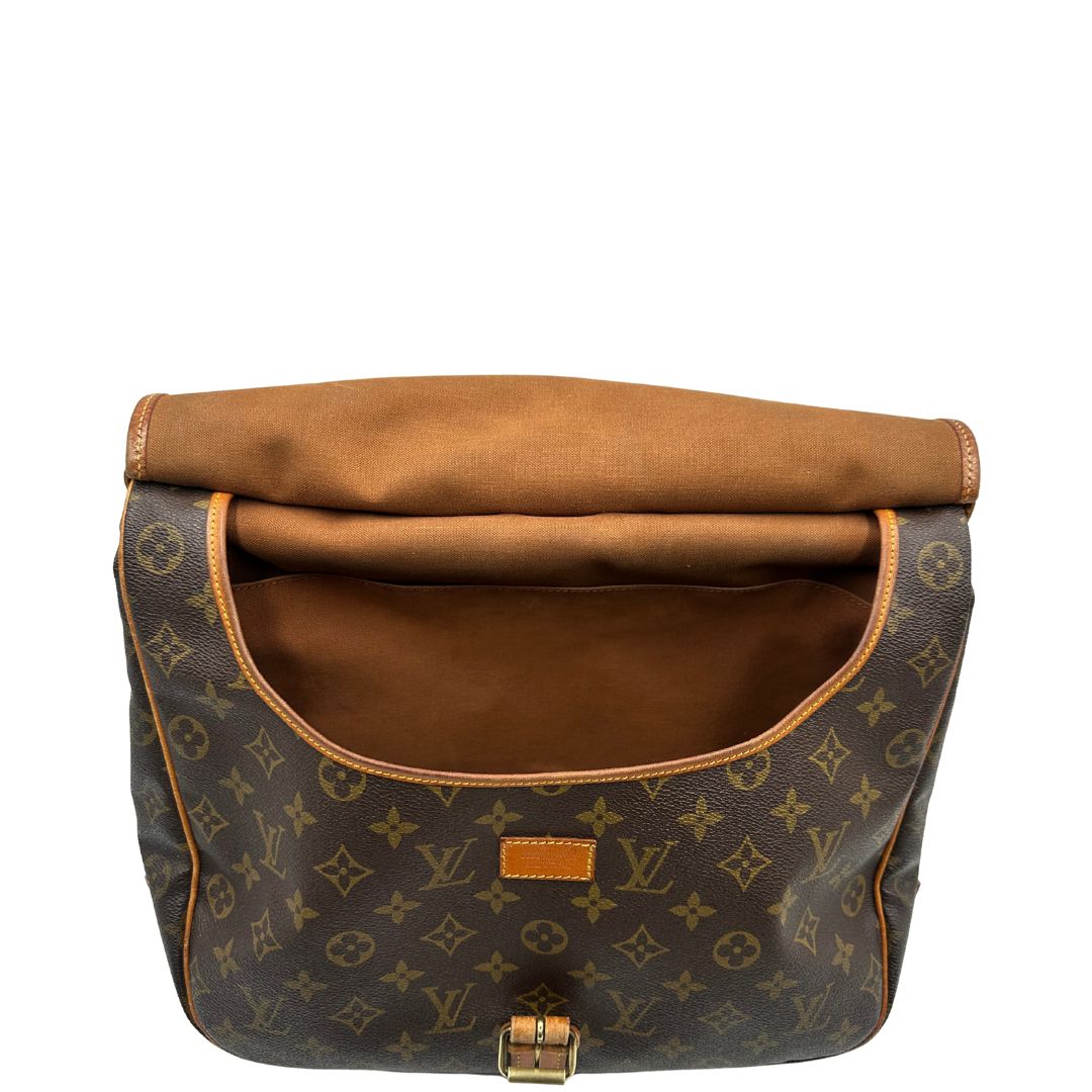 interno Borsa Saumur 35 Louis Vuitton in canvas marrone monogram con finiture in vacchetta naturale e parti metalliche dorate; da indossare a tracolla, di lusso, originale, ottime condizioni. 