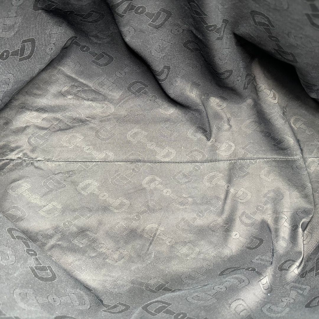 interno della Borsa Gucci in canvas GG antracite con finiture in pelle martellata; munita di doppi manici, indossabile a spalla. Completa di dustbag, di lusso, originale, ottime condizioni.  