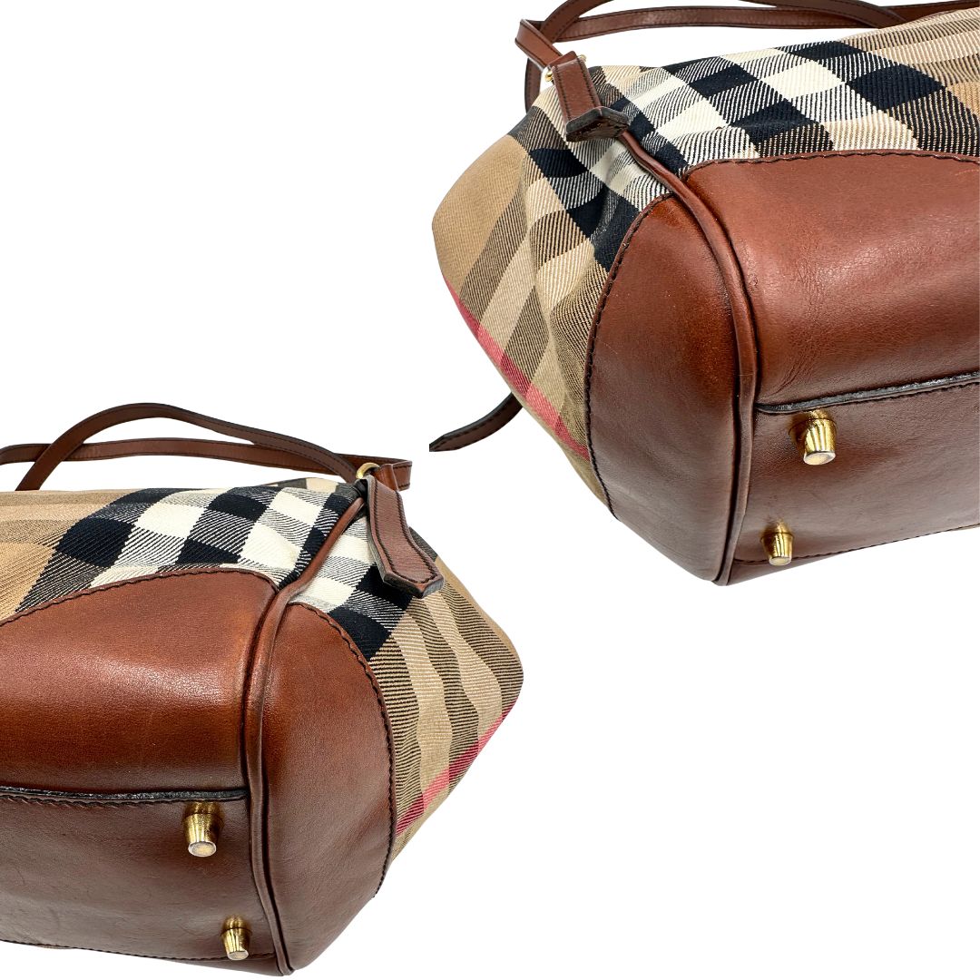 angoli Borsa Burberry in tessuto tartan con finiture in pelle marroni con parti metalliche effetto renio; munita di doppi manici, indossabile a spalla, di lusso, originale, ottime condizioni. 
