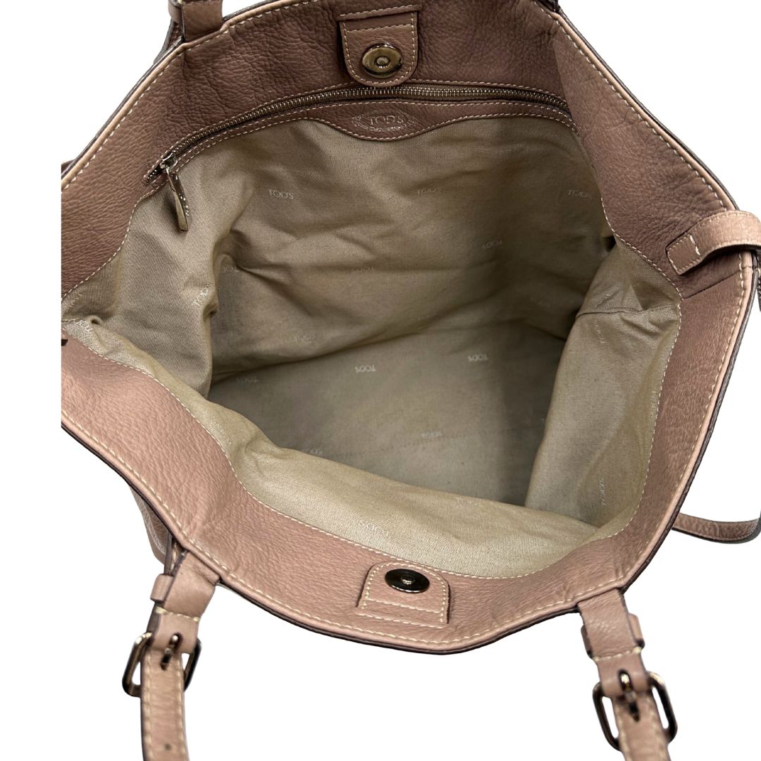interno Borsa Tod's in pelle martellata color rosa cenere con parti metalliche argentate; munita di doppi manici e una tracolla regolabile. Completa di dustbag, di lusso, originale, ottime condizioni. 