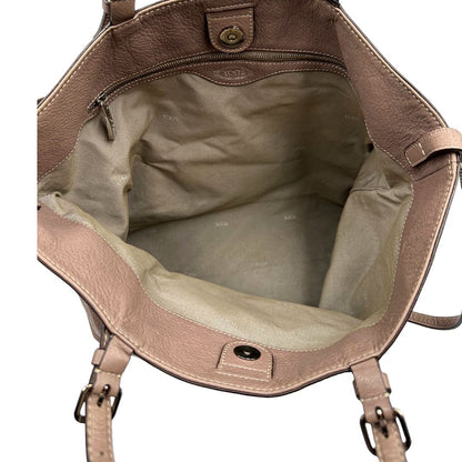 interno Borsa Tod's in pelle martellata color rosa cenere con parti metalliche argentate; munita di doppi manici e una tracolla regolabile. Completa di dustbag, di lusso, originale, ottime condizioni. 
