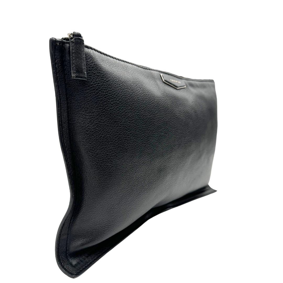 Pochette da sera Givenchy in pelle nera , originale, usata, condizioni eccellenti