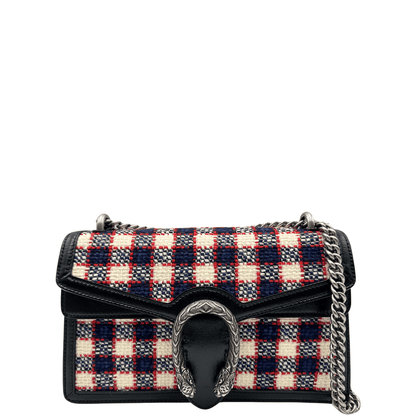 Gucci Dionysus: borsa a tracolla in tessuto a quadri rosso, blu e bianco con dettagli in pelle nera e iconica chiusura testa di tigre. Perfetta per un look sofisticato e moderno.