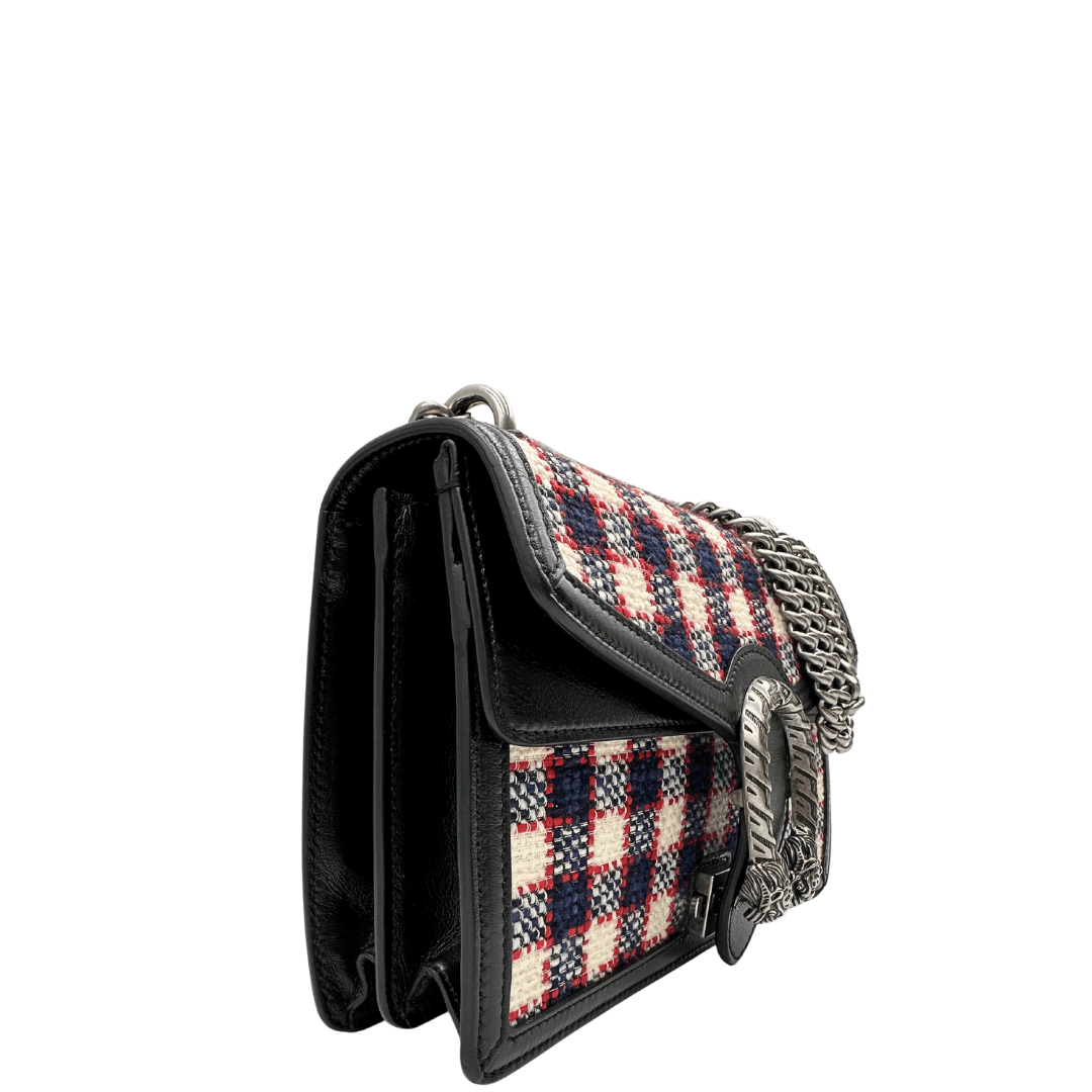 Gucci Dionysus: borsa a tracolla in tessuto a quadri rosso, blu e bianco con dettagli in pelle nera e iconica chiusura testa di tigre. Perfetta per un look sofisticato e moderno.