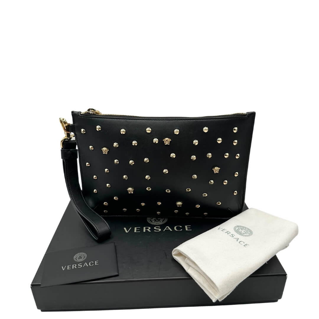 Pochette Versace Medusa con borchie ed in pelle nera. Borse usate originali