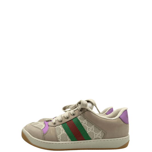 Le sneaker Gucci Screener GG combinano tessuto monogram beige e dettagli colorati, ispirandosi allo stile vintage. Perfette per un look sportivo e iconico.