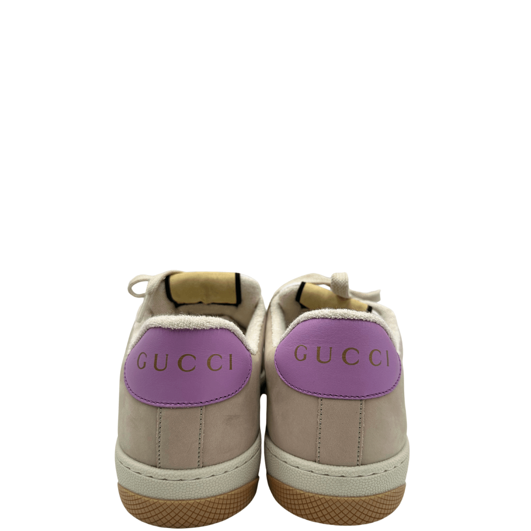 Le sneaker Gucci Screener GG combinano tessuto monogram beige e dettagli colorati, ispirandosi allo stile vintage. Perfette per un look sportivo e iconico.