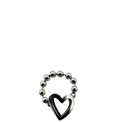 Anello Gucci Boule Heart in argento con design a sfere e pendente a cuore. Un gioiello elegante e iconico, perfetto per aggiungere un tocco raffinato a qualsiasi look.