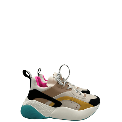 Le Stella McCartney Eclypse sono sneaker chunky eco-friendly con suola oversize e un mix di colori vivaci, che combinano stile audace e sostenibilità. Perfette per un look contemporaneo.