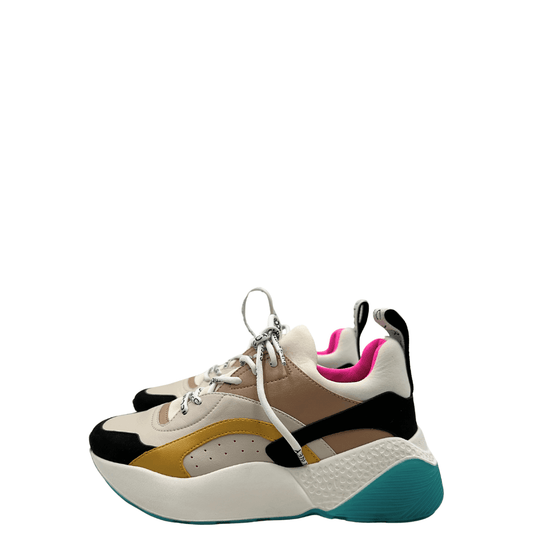 Le Stella McCartney Eclypse sono sneaker chunky eco-friendly con suola oversize e un mix di colori vivaci, che combinano stile audace e sostenibilità. Perfette per un look contemporaneo.