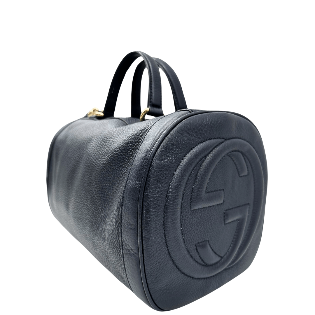 Scopri il Bauletto Gucci Soho, realizzato in pregiata pelle martellata con dettagli iconici di nappine. Questa borsa versatile ed elegante è perfetta per aggiungere un tocco di raffinatezza a qualsiasi look, incarnando il design senza tempo e l'eccezionale artigianalità di Gucci.