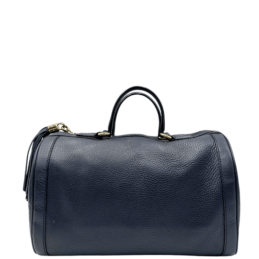 Scopri il Bauletto Gucci Soho, realizzato in pregiata pelle martellata con dettagli iconici di nappine. Questa borsa versatile ed elegante è perfetta per aggiungere un tocco di raffinatezza a qualsiasi look, incarnando il design senza tempo e l'eccezionale artigianalità di Gucci.