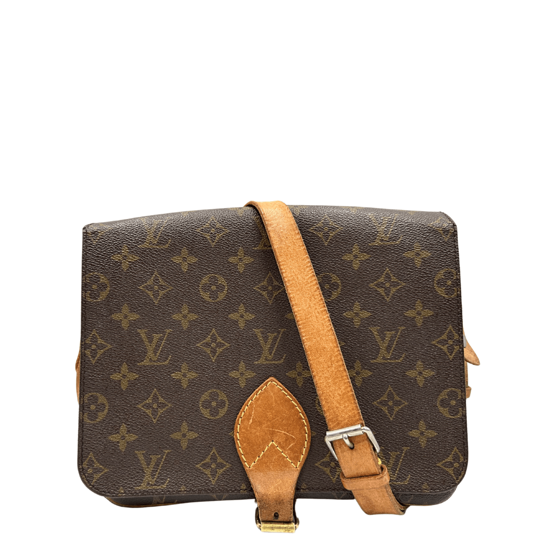 Elegante borsa Louis Vuitton Cartouchière Vintage in iconico canvas Monogram, con tracolla regolabile in pelle naturale. Un pezzo classico e senza tempo, ideale per gli amanti dello stile rétro e raffinato.