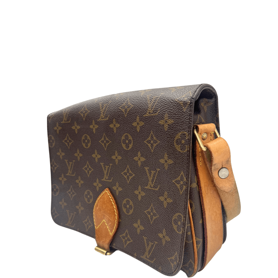 Elegante borsa Louis Vuitton Cartouchière Vintage in iconico canvas Monogram, con tracolla regolabile in pelle naturale. Un pezzo classico e senza tempo, ideale per gli amanti dello stile rétro e raffinato.