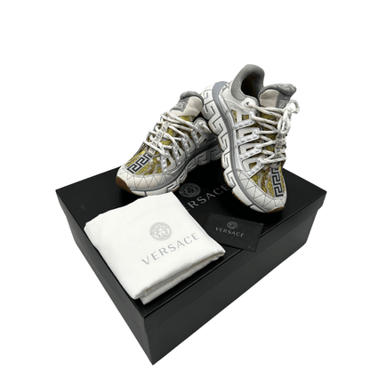 Esclusiva sneakers Versace Trigreca in taglia 36, caratterizzata dal distintivo motivo Greca sulla suola e dettagli unici. Un mix di stile iconico e comfort per un look audace e contemporaneo