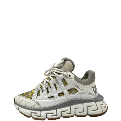 Esclusiva sneakers Versace Trigreca in taglia 36, caratterizzata dal distintivo motivo Greca sulla suola e dettagli unici. Un mix di stile iconico e comfort per un look audace e contemporaneo