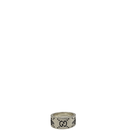 Anello Gucci con incisione ape e logo GG: eleganza e stile iconico in un anello realizzato in argento di alta qualità, con dettagli che richiamano la natura e la tradizione del marchio.