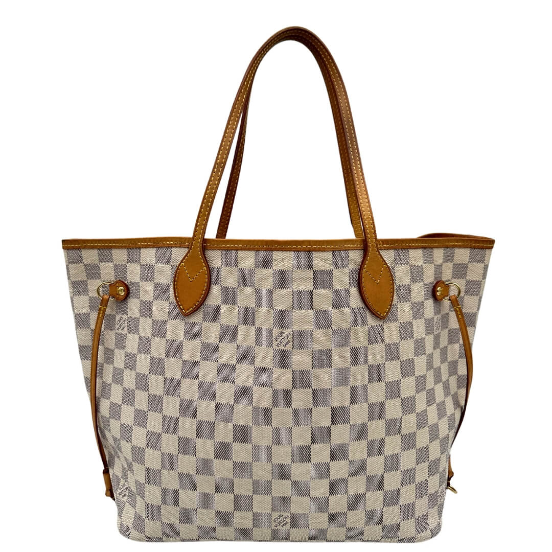 Louis Vuitton Neverfull MM in tela Damier Azur, un'iconica borsa spaziosa e versatile. Perfetta per chi cerca stile e funzionalità, con dettagli in vacchetta naturale e classico design LV.