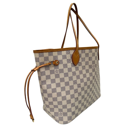 Louis Vuitton Neverfull MM in tela Damier Azur, un'iconica borsa spaziosa e versatile. Perfetta per chi cerca stile e funzionalità, con dettagli in vacchetta naturale e classico design LV.