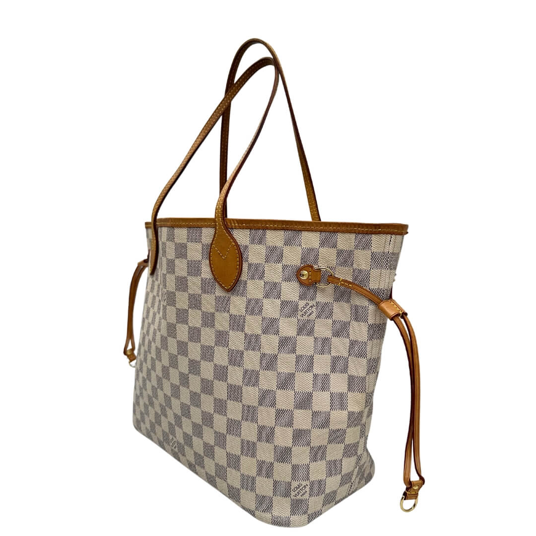 Louis Vuitton Neverfull MM in tela Damier Azur, un'iconica borsa spaziosa e versatile. Perfetta per chi cerca stile e funzionalità, con dettagli in vacchetta naturale e classico design LV.