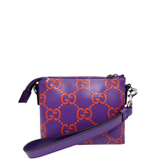 Elegante Gucci GG Convertible Wristlet in vivace viola con stampa GG arancione. Completa di tracolla removibile e polsino per versatilità, ideale come pochette o borsa a tracolla.