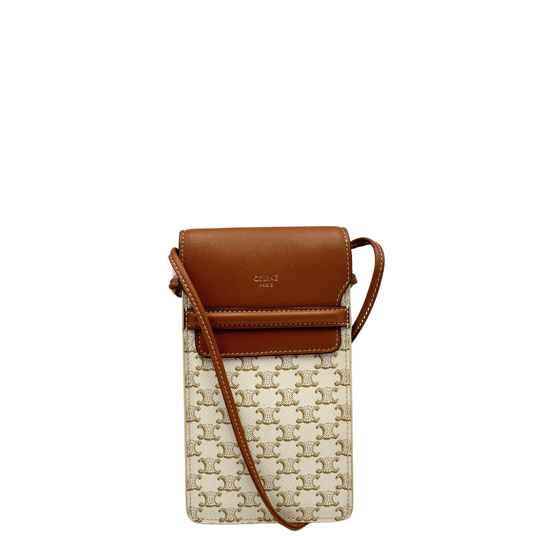 Elegante e compatta, questa pochette per cellulare Celine in classico motivo Triomphe e dettagli in pelle marrone è l'accessorio perfetto per unire funzionalità e stile raffinato. Ideale per custodire il telefono con un tocco di lusso.