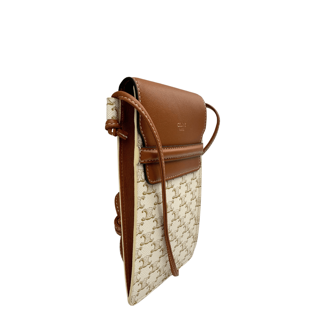 Elegante e compatta, questa pochette per cellulare Celine in classico motivo Triomphe e dettagli in pelle marrone è l'accessorio perfetto per unire funzionalità e stile raffinato. Ideale per custodire il telefono con un tocco di lusso.