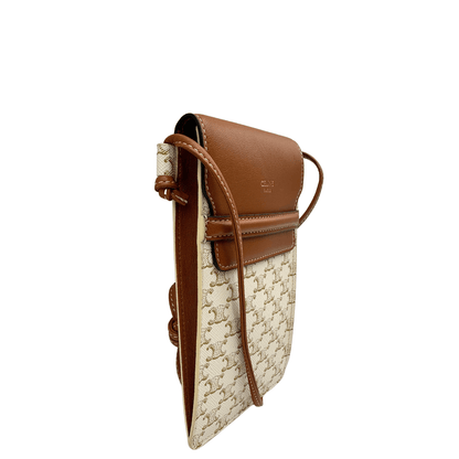 Elegante e compatta, questa pochette per cellulare Celine in classico motivo Triomphe e dettagli in pelle marrone è l'accessorio perfetto per unire funzionalità e stile raffinato. Ideale per custodire il telefono con un tocco di lusso.