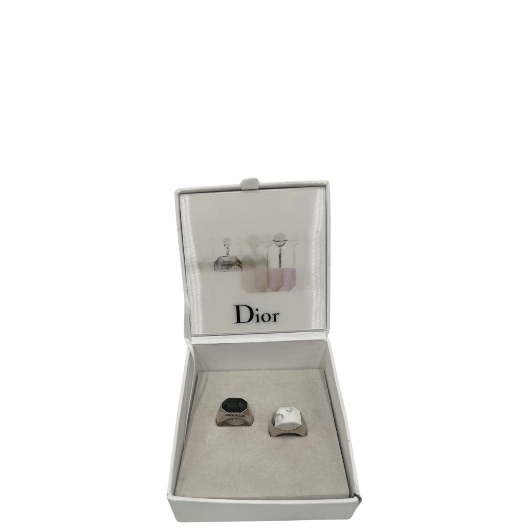 Scopri l'eleganza contemporanea di questo anello Dior, caratterizzato da un design geometrico unico in metallo lucido e dettagli raffinati. Perfetto per aggiungere un tocco di lusso e modernità al tuo stile.